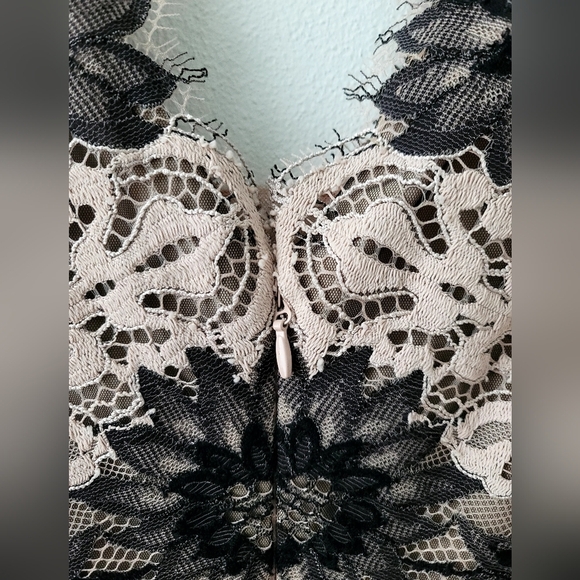 BCBG MAXAZRIA Lace tiered dress - Picture 8 of 10